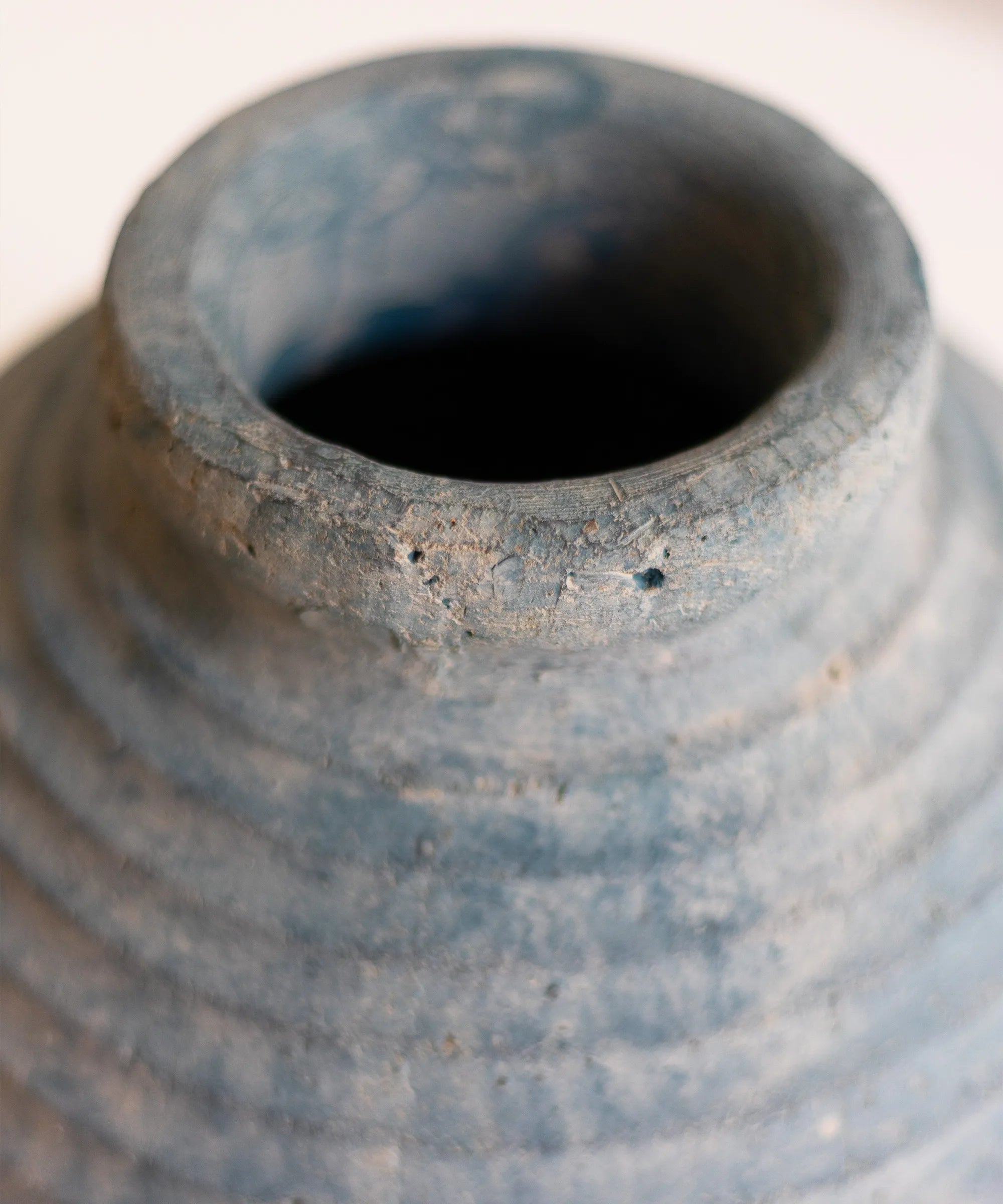 Detalle Jarron decorativo de ceramica Terra Azul