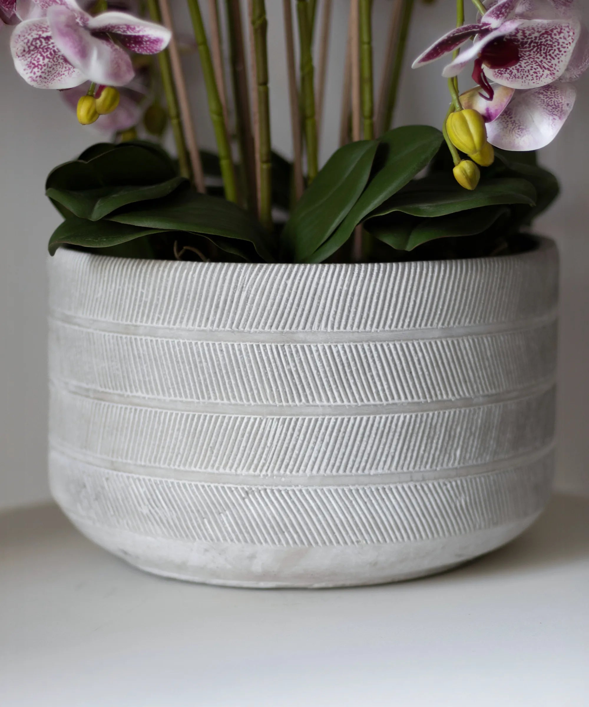Orquidea artificial Rosa y Blanco MAIA SHOP Detalle Maceta