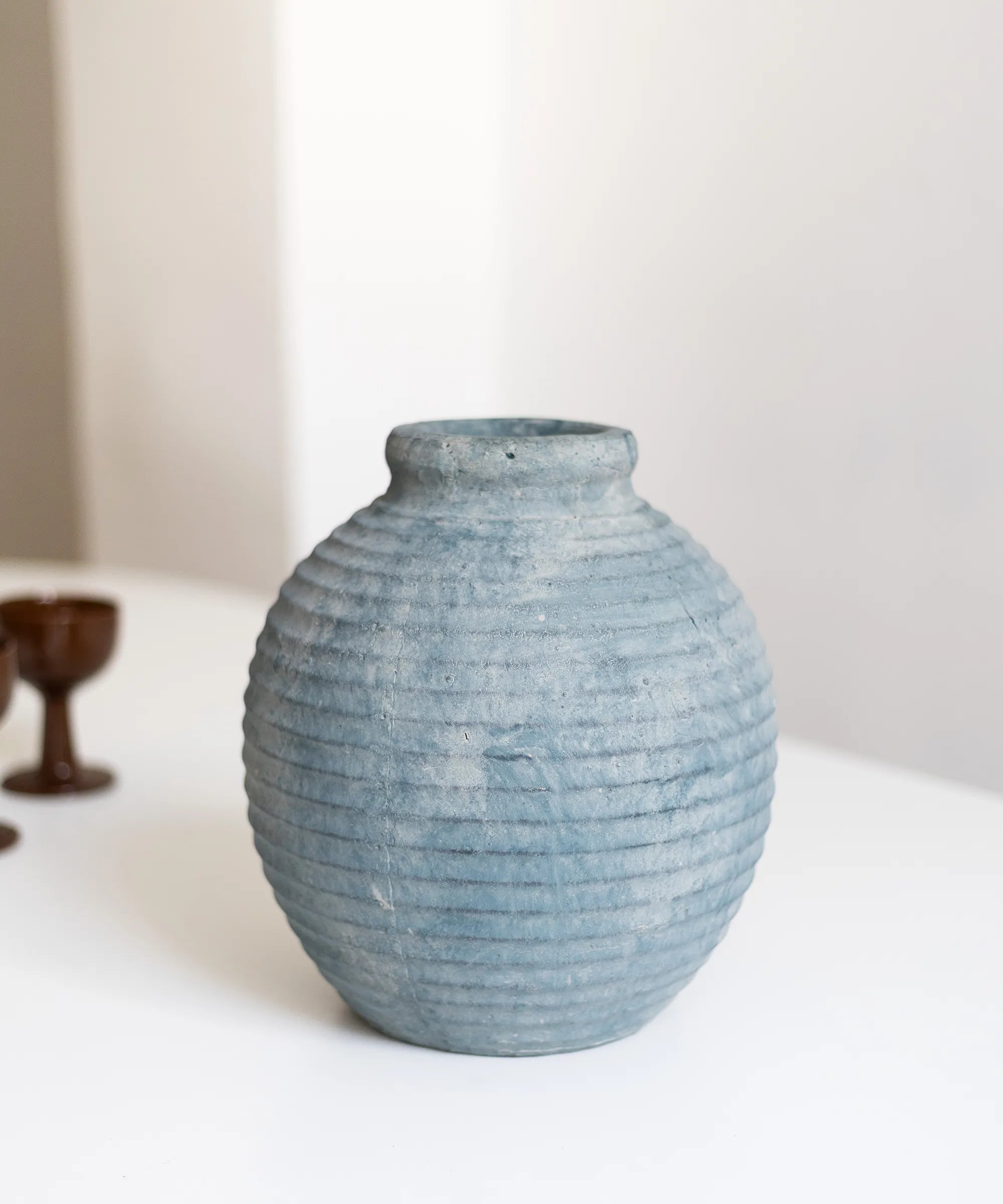 Detalle Jarron decorativo de ceramica Terra Azul MAIA