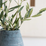 Detalle rama de olivo artificial en jarron decorativo de ceramica MAIASHOP