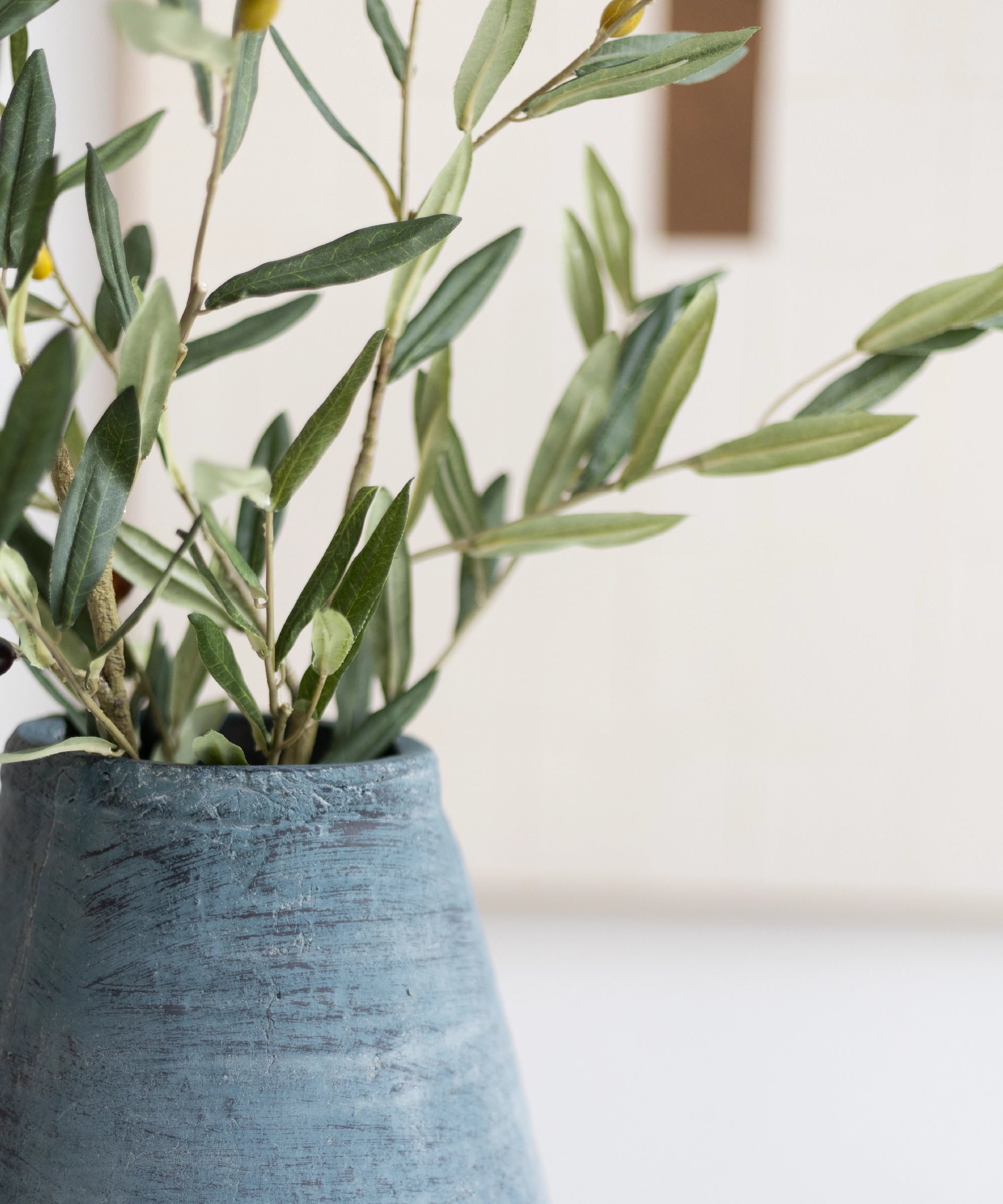 Detalle rama de olivo artificial en jarron decorativo de ceramica MAIASHOP