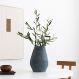Ramas de olivo artificial en jarrón decorativo de cerámica brisa azul decorando mesa MAIASHOP