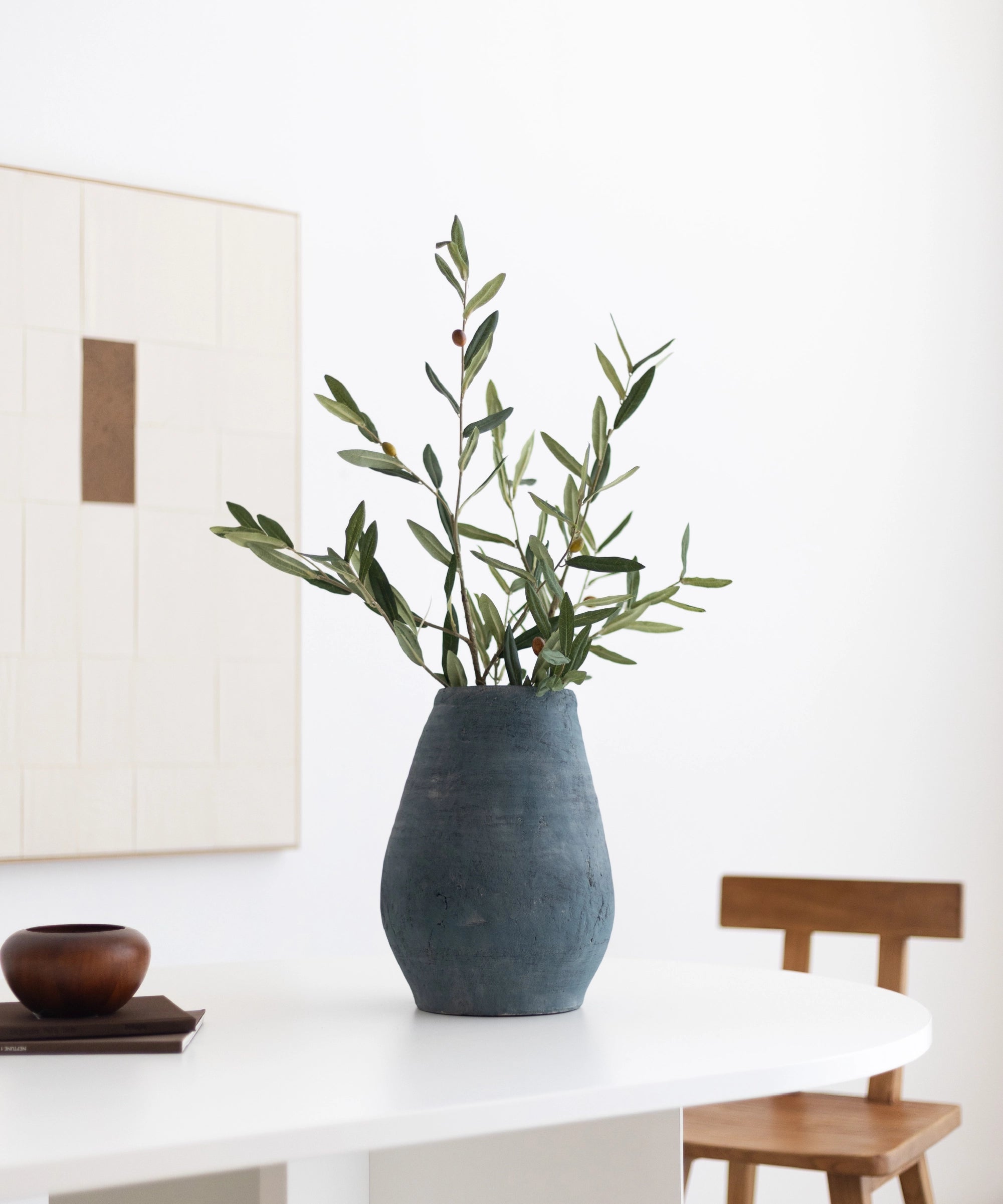 Ramas de olivo artificial en jarrón decorativo de cerámica brisa azul decorando mesa MAIASHOP
